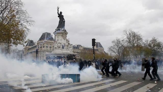 Во время акции экологов в Париже задержали около ста человек